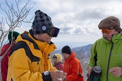 温かい飲み物を飲みながら休憩