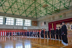 和賀西小学校と笠松小学校の卒業生30人