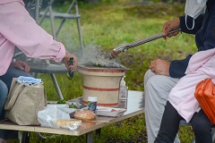 七輪でお肉を焼いています