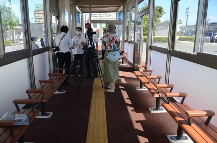 雨風にさらされることなく待ち時間を過ごすことができます