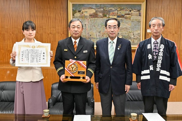 髙橋分団長は同日、娘の小原知子さんと菊池一人団長と共に市本庁舎を訪れ、受賞を報告