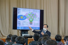 髙橋市長が、あじさい都市構想や市の政策やまちの魅力についての情報を提供