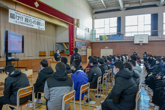 同校の3年生104人が参加し、髙橋市長とまちづくりに関する意見を交わしました