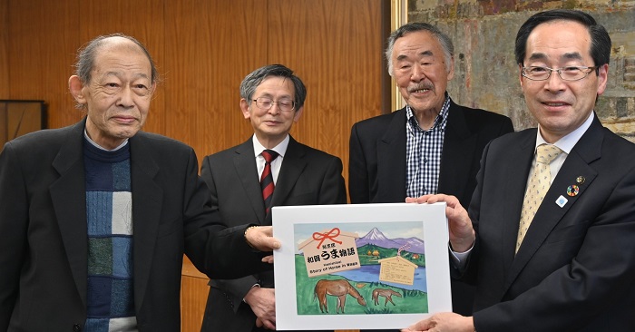 斎藤彰吾代表ら3人が市本庁舎を訪れて94部を贈呈しました