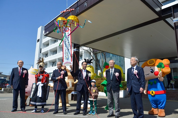 市役所本庁舎正面玄関前で行われたキックオフ式典