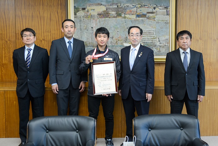 JOCジュニアオリンピックカップで優勝した葛巻福春選手は髙橋市長を表敬訪問