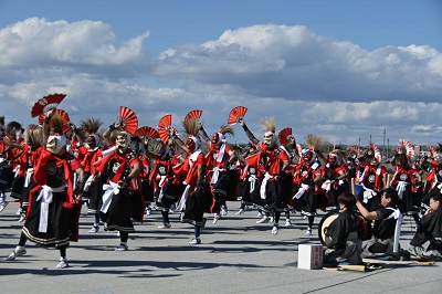 祈りの舞では、囃子ら含め約70人の踊り手が一斉に舞いました