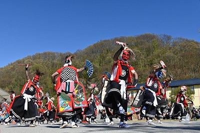 踊り手が一斉に舞い、追悼と復興への祈りを捧げました