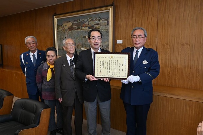 岩手県警察本部長から市へ賞賛状が伝達されました