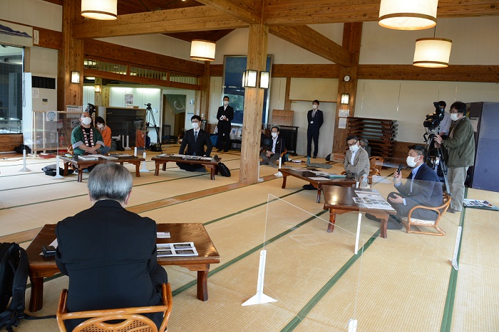 展勝地開園からちょうど100年を迎え、同園を舞台に活躍する7人が展勝地レストハウスに集い、座談会が行われました