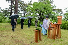 参加者たちは陣ヶ丘に登り、100年前の開園式と同じ場所で祈念祭を行いました