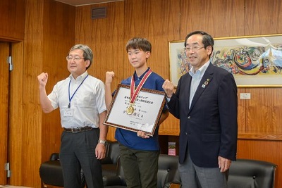 コンバインドAに出場する松村永吉さん髙橋市長と平野教育長を表敬訪問