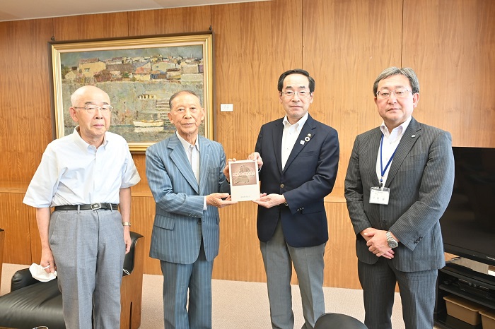 和賀町史談会が和賀平野の歴史と文化(改定版)を市へ寄贈しました