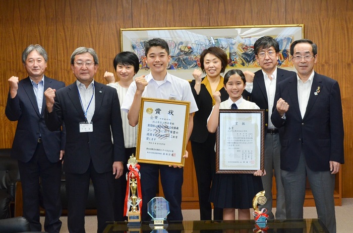 黒沢尻北小合唱部と、上野中吹奏楽部は市役所本庁舎を訪れました