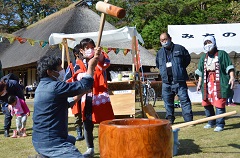 臼と杵を使って餅つきを体験