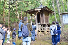 ついた餅は田の神へ感謝の祈りを捧げるため、園内の田んぼとお駒堂にお供えしました