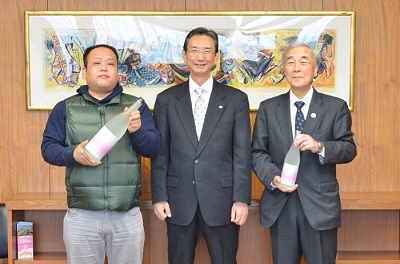 本格米焼酎「kokokara きたかみ」の販売開始を及川副市長へ報告