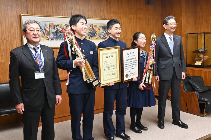 上野中学校吹奏楽部は及川副市長と平野教育長へ報告に訪れました