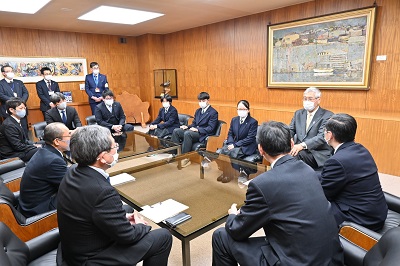 専修大学北上高校の吹奏楽部と男女サッカー部らは本庁舎を訪れ、全国大会出場を報告しました