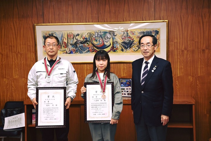 入賞した北上高等職業訓練校の在校生2人が髙橋市長に受賞を報告しました