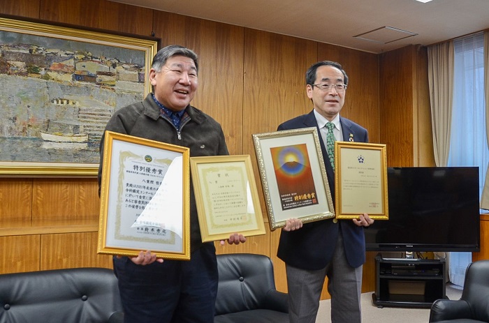 八重樫哲哉さんはコメの食味を競う各種コンテストでの入賞などを髙橋市長へ報告しました