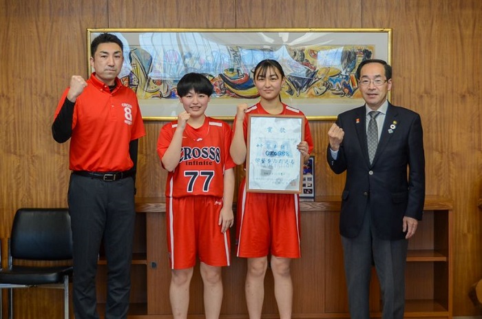 バスケットボールクラブCROSS8は全国大会への出場を髙橋市長へ報告