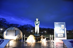 沢幸さん銅像のライトアップ