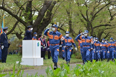 団員らは桜並木を分列行進しました