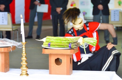 岩崎鬼剣舞保存会が勇壮な演舞を奉納し、作業の安全を祈願