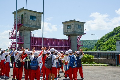 積極的に質問し、内部の構造や仕組みについて理解を深めました