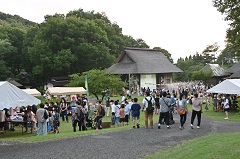 日暮れからも夕涼みに訪れる人々で賑わいました