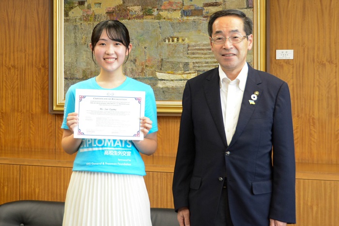 黒沢尻北高2年の小山紗慧(さえ)さんは8月3日、本庁舎を訪れ、髙橋市長を表敬訪問しました