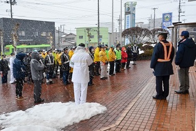 雪が降る中、運転手に安全運転を呼び掛けていました