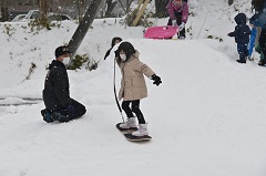 雪遊びコーナーなどを楽しんでいました