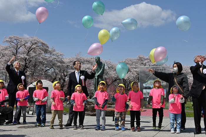 開催式には、みちのく三大桜名所の一つ、秋田県仙北市の田口知明市長や関係者ら約50人が出席