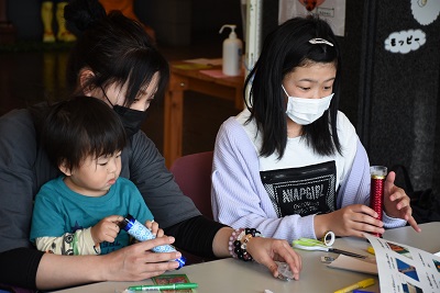 幼児から小学生の約10人とその保護者が参加