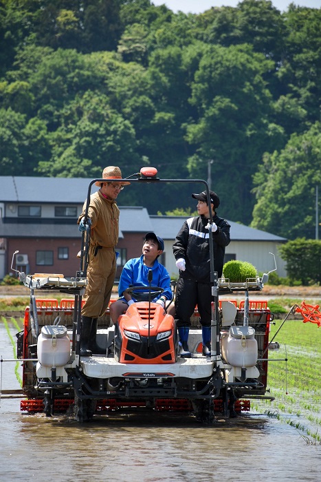 田植え機を操縦しながら植え込みました