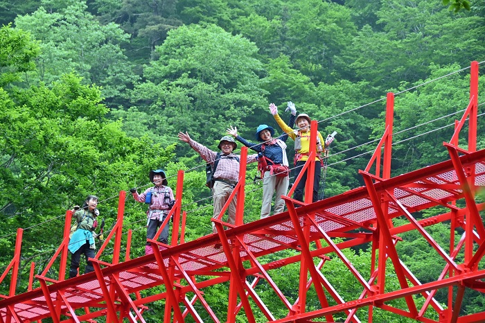 トラス橋は、経塚山の二合目付近に架かる歩道橋
