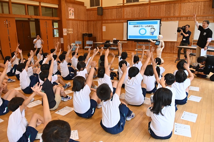 愛らしい表情の講師がクイズを出題すると、児童たちは元気に反応