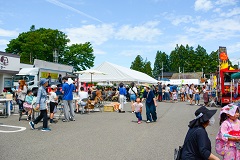 地区内外の来場者でにぎわいました