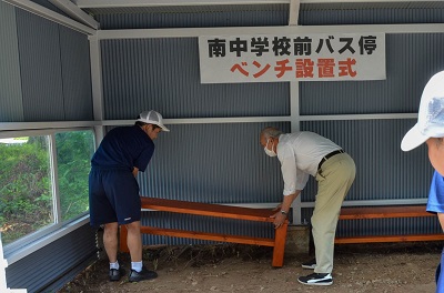 バス停「南中学校前」の待合所にベンチとプランターカバーなどを設置