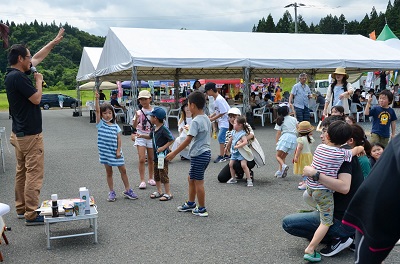 子どもたちは景品が当たるじゃんけん大会に参加