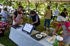 郷土料理のひっつみ汁が振る舞われました