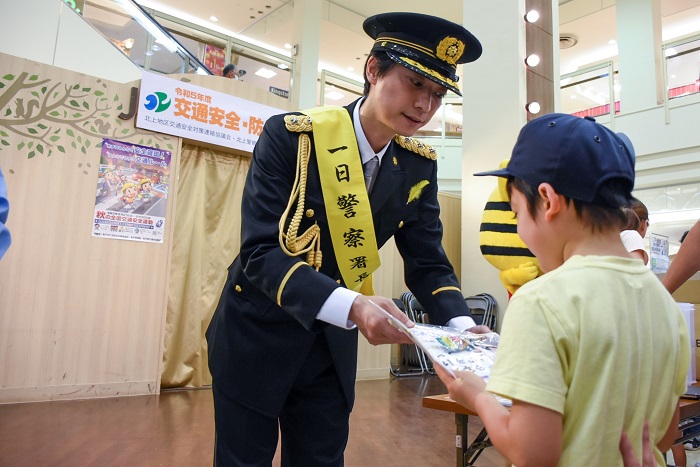 一日警察署長を委嘱された俳優の鈴木裕樹さん