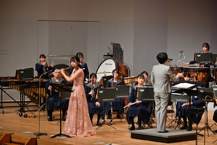 京芸術大学音楽学部附属音楽高校でフルートを学ぶ岡本梨奈さん(上野中学校出身)が、吹奏楽部の後輩たちと共演