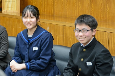 市本庁舎を訪問し、八重樫市長と平野教育長に受賞を報告しました