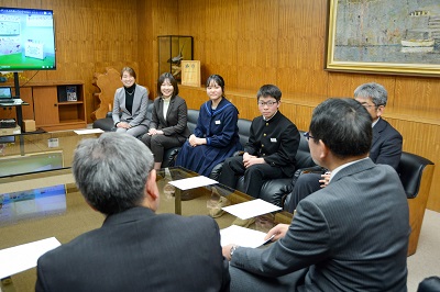 市本庁舎を訪問し、八重樫市長と平野教育長に受賞を報告しました