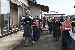 小鳥崎神楽が家々に門付けしました