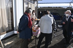 一行を迎える家々では、お神酒やごちそうを振る舞っていました