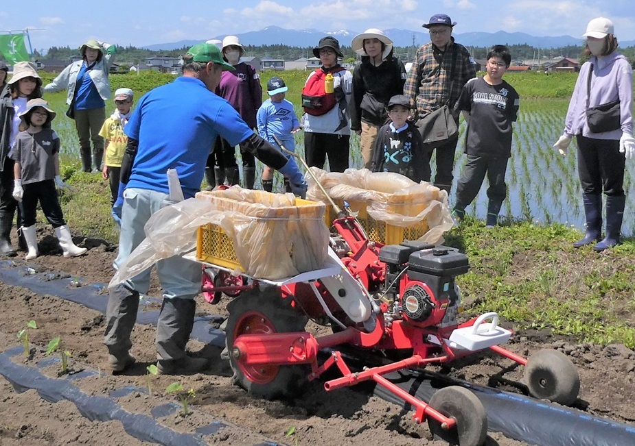 機械の説明をする講師